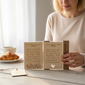 Rätselkarte aus Birkenholz mit Schriftzug „Herzensbotschaft für Dich“ zur Schwangerschaftsverkündung